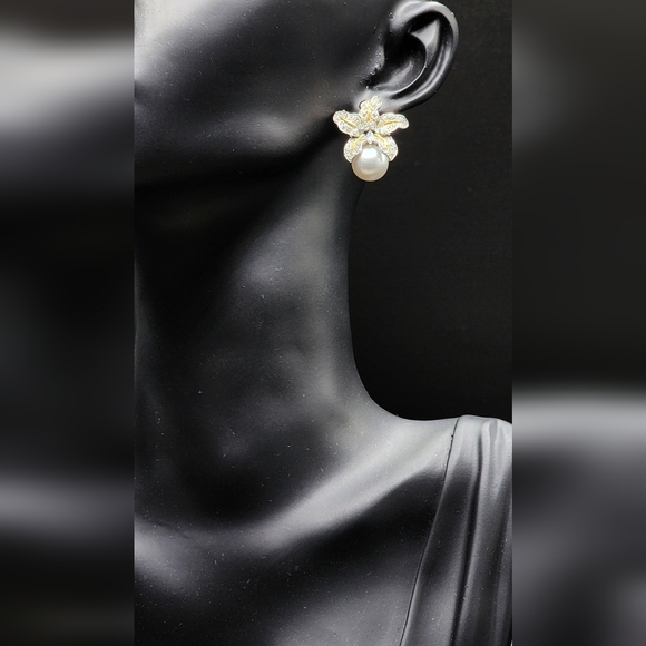 Gorgeous Flower Imitation Pearl Earrings - Picture 6 of 6